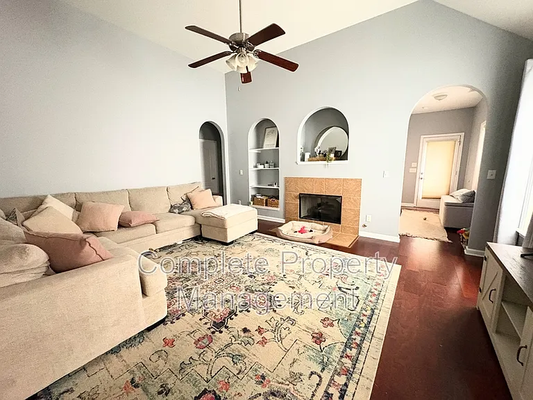 109 Oxmoor Place Cir — Photo 2