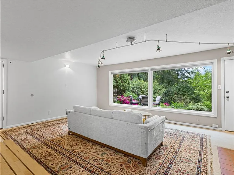 934 SW Cheltenham St — Photo 30