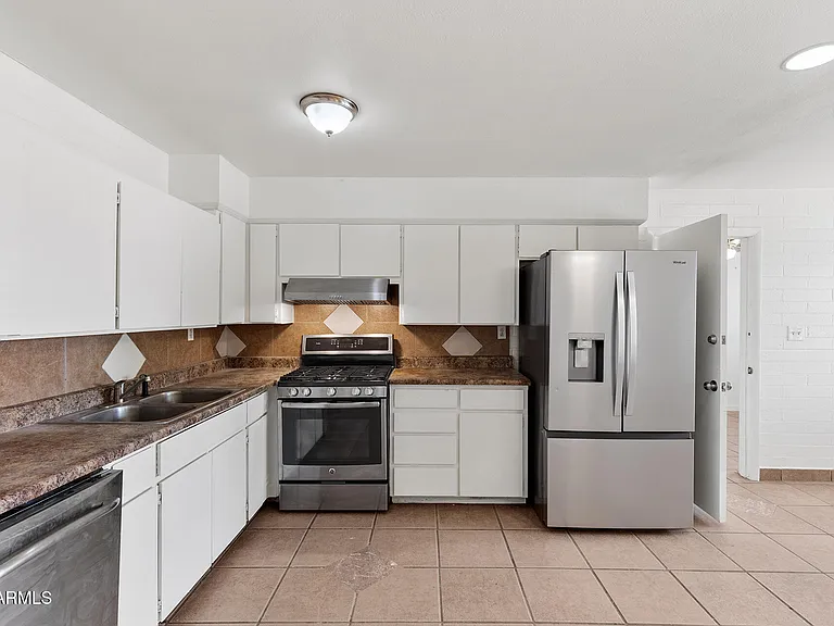 2246 W Sierra St — Photo 2