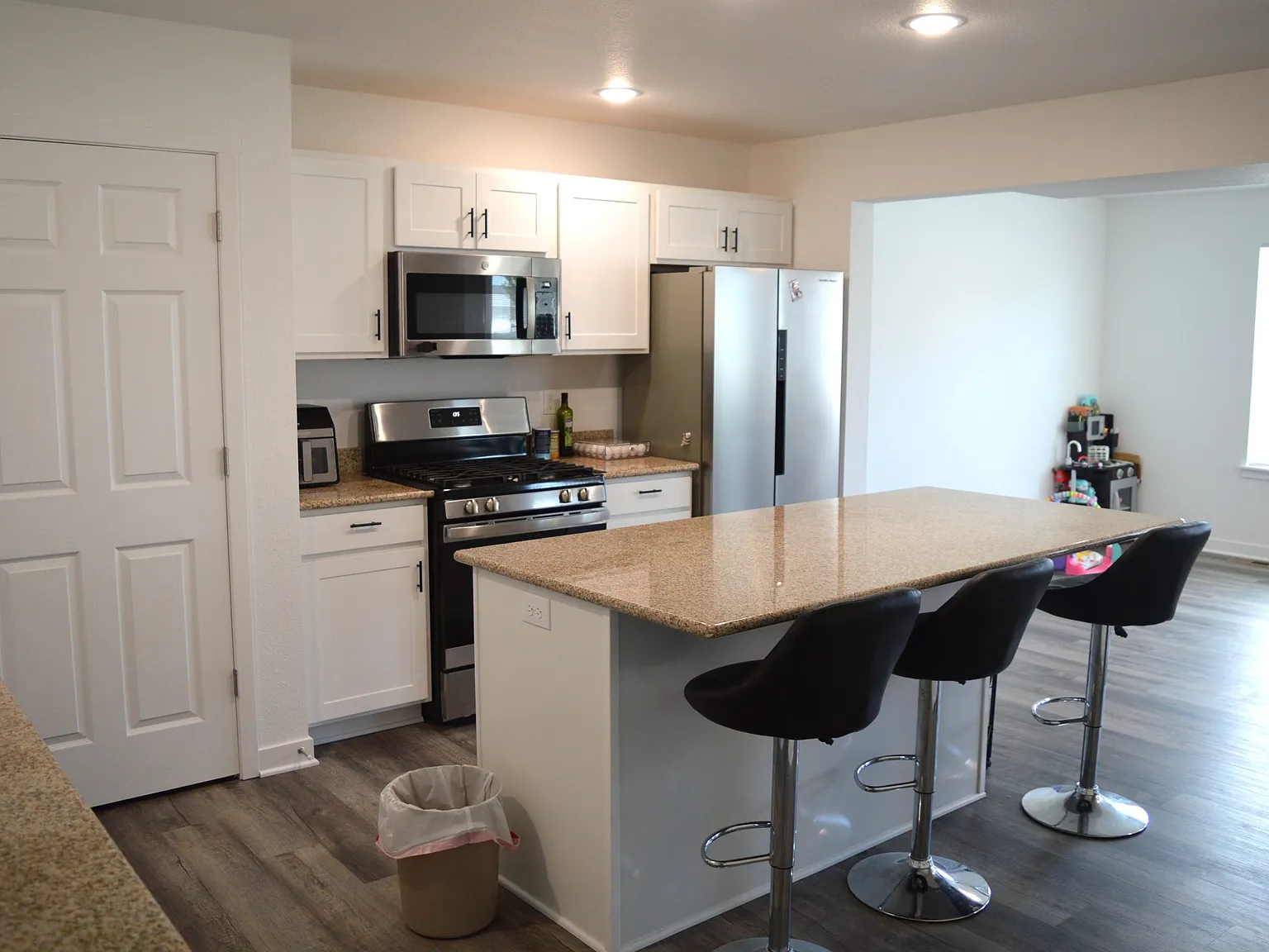 3 bed, 2.5 bath, 1941 sqft, $2,395 — Photo 3