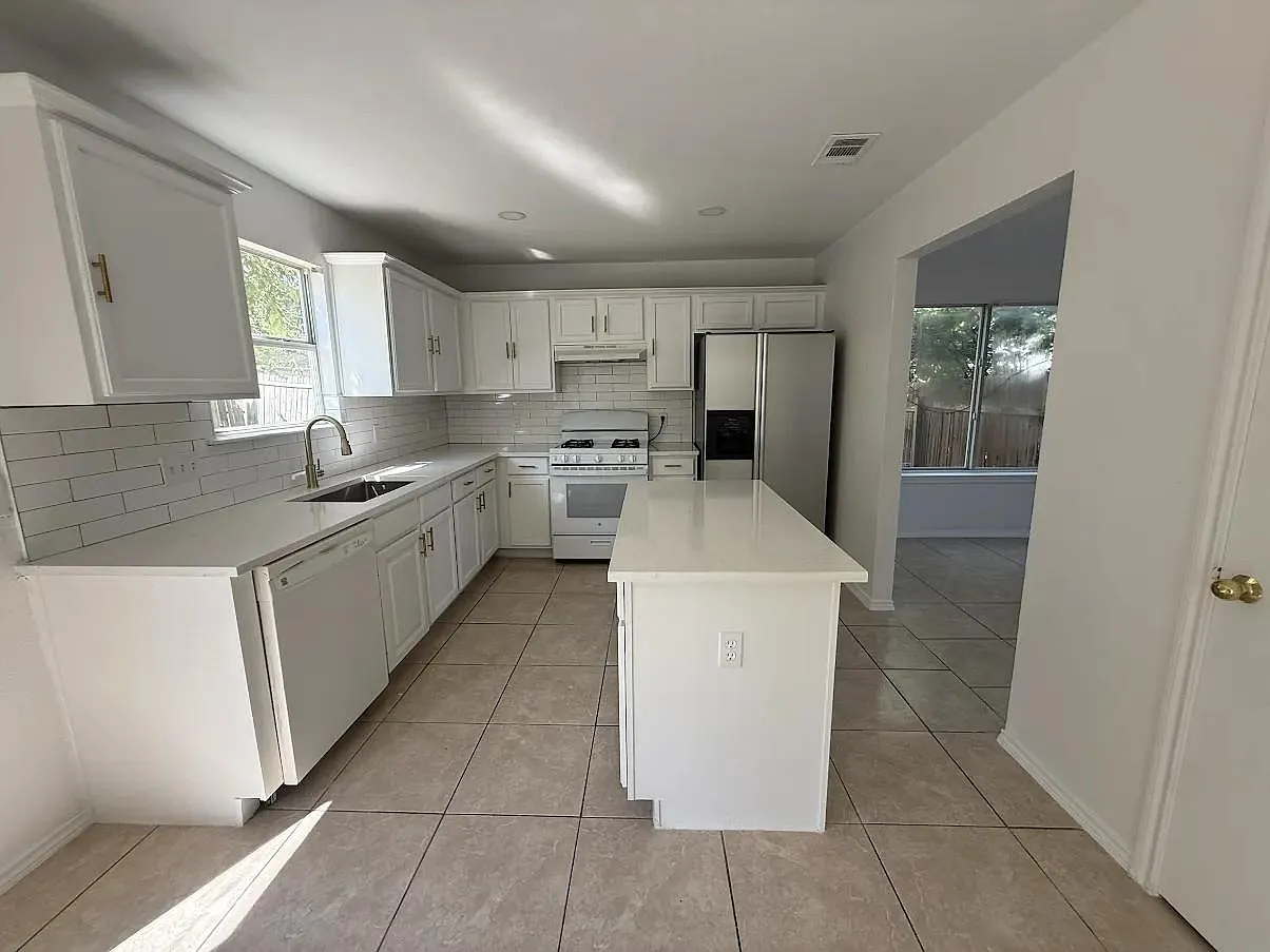 4 bed, 2.5 bath, 2410 sqft, $2,395 — Photo 3