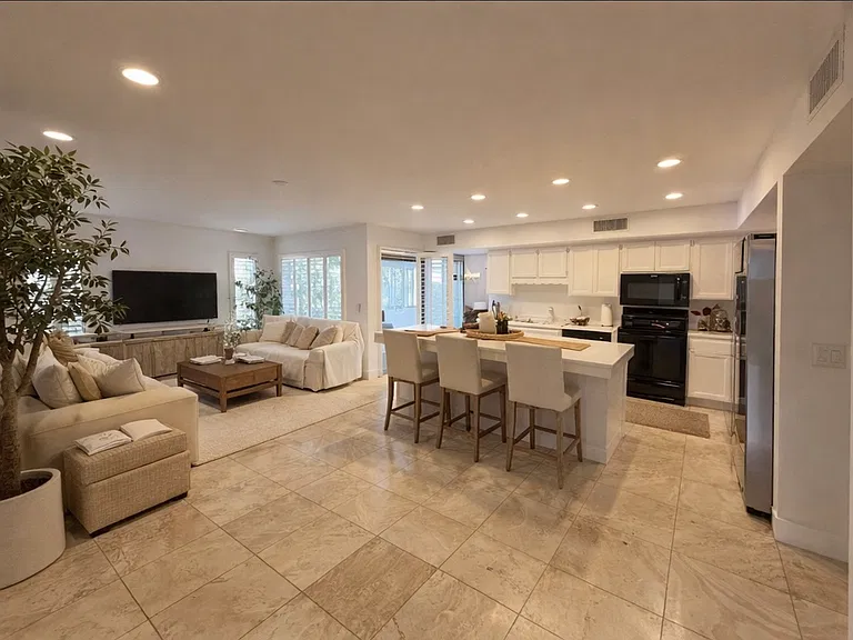 8130 E Del Laton Dr — Photo 2