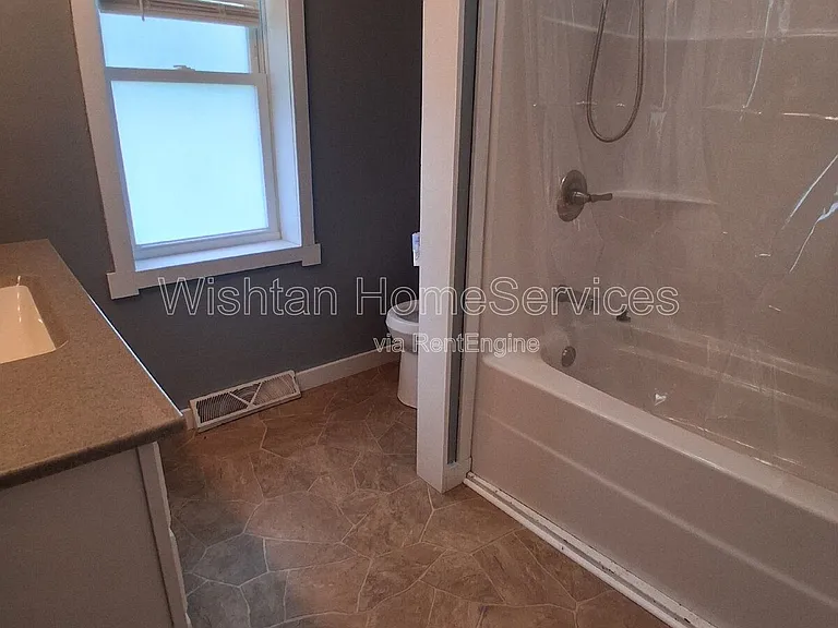 701 N E St — Photo 20
