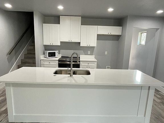 2nd image of 403 W Elm St #403