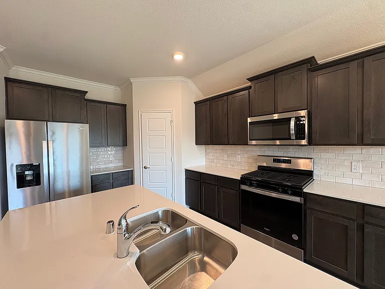 610 Union Dr — Photo 12