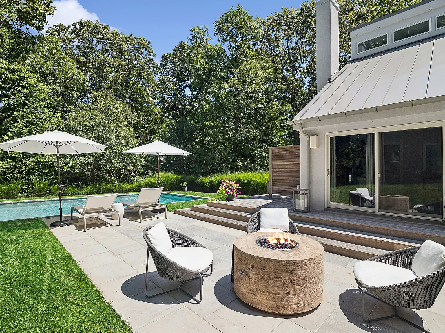 Immaculate Contemporary - Private Bay Beach Access — Photo 3
