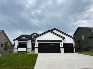 415 NW Red Oak Ct, Waukee, IA 50263