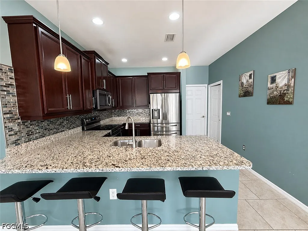 3 bed, 2.5 bath, 2033 sqft, $2,350 — Photo 4