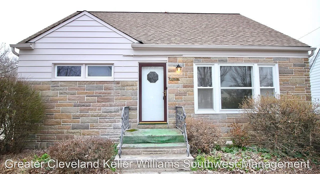 23760 Puritan Ave photo 1