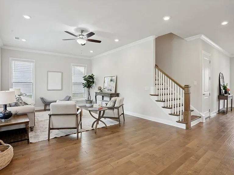 1445 Calvert Ln — Photo 5