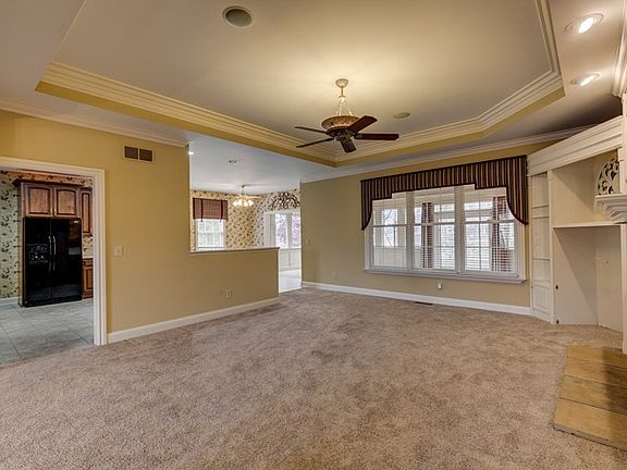 5th image of 818 Lauren Dr
