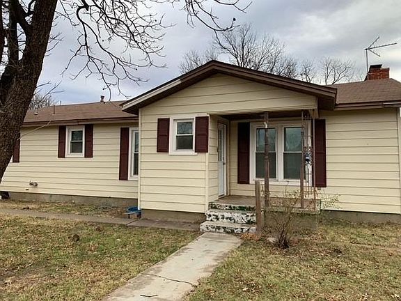 2nd image of 502 Fir St