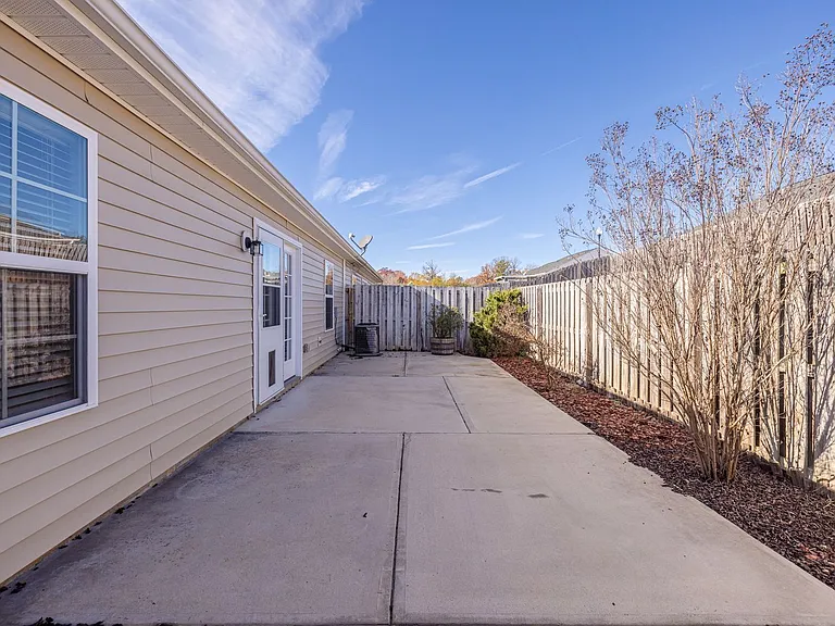304 York Ln — Photo 35