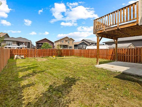 4th image of 46 NE Village Cres