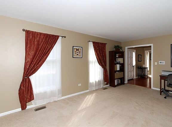 5th image of 795 Interlaken Dr