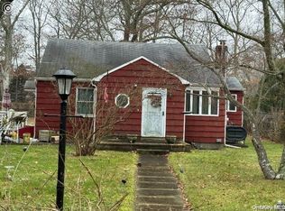 32 Stackyard Dr, Mastic Beach, NY 11951
