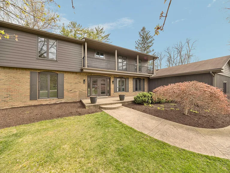 5240 Clarendon Crest St — Photo 3