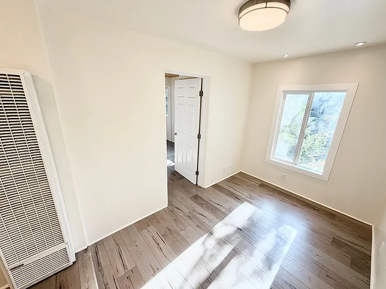 345 Crane Blvd — Photo 42