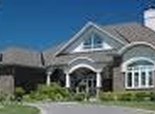 49 Grove St, Garden City, NY 11530