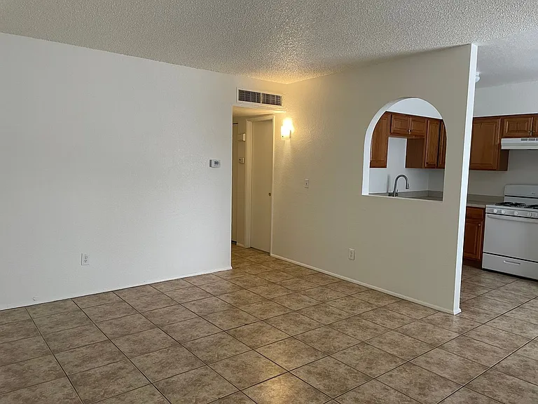 2 Bedroom And 1 Bath Triplex! **Move In Special** — Photo 5