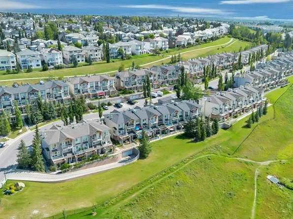 148 N Rockyledge Vw NW #13, Calgary, AB T3G 5Y4