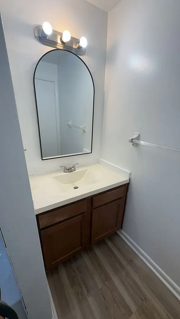 1728 Chester Rd Apartments — Photo 3