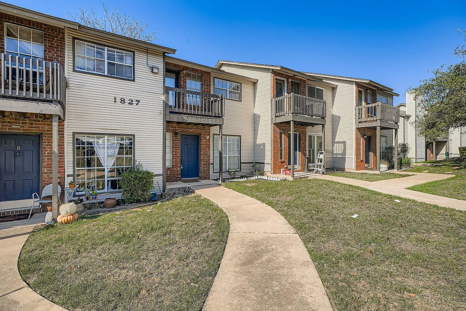 2 bed, 2.5 bath, 1059 sqft, $1,495 — Photo 2