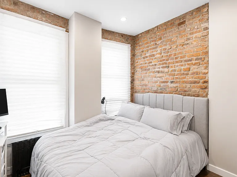 280 E 10th St #4 — Photo 5