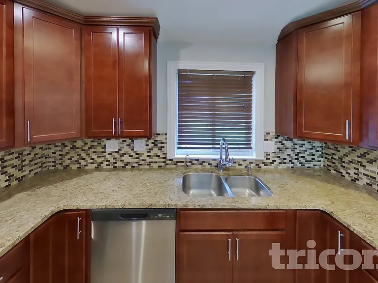 1421 Redwood Dr — Photo 4