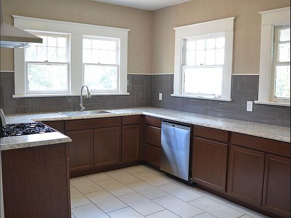 4th image of 1372 Park Hill Dr