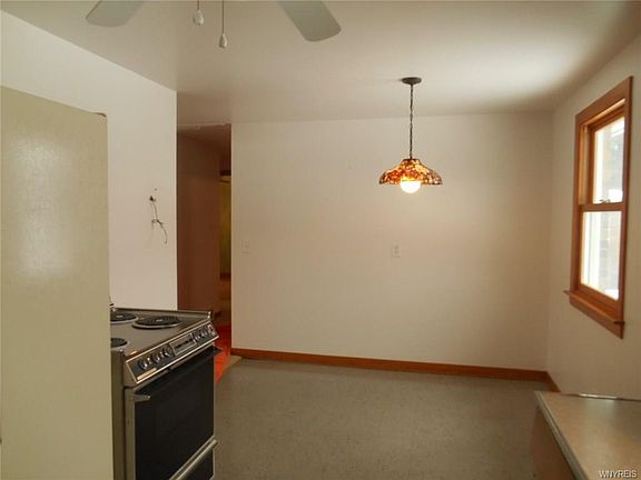 3rd image of 58 Willowcrest Dr