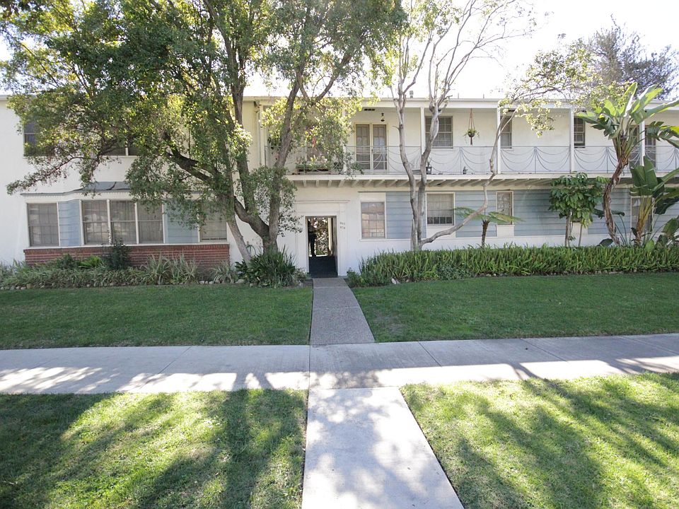 Beautiful building in a great neighborhood near restaurants, shops and public transportation.