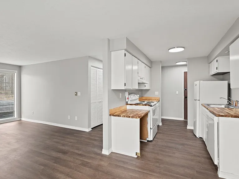 2705 N Pines Rd — Photo 21