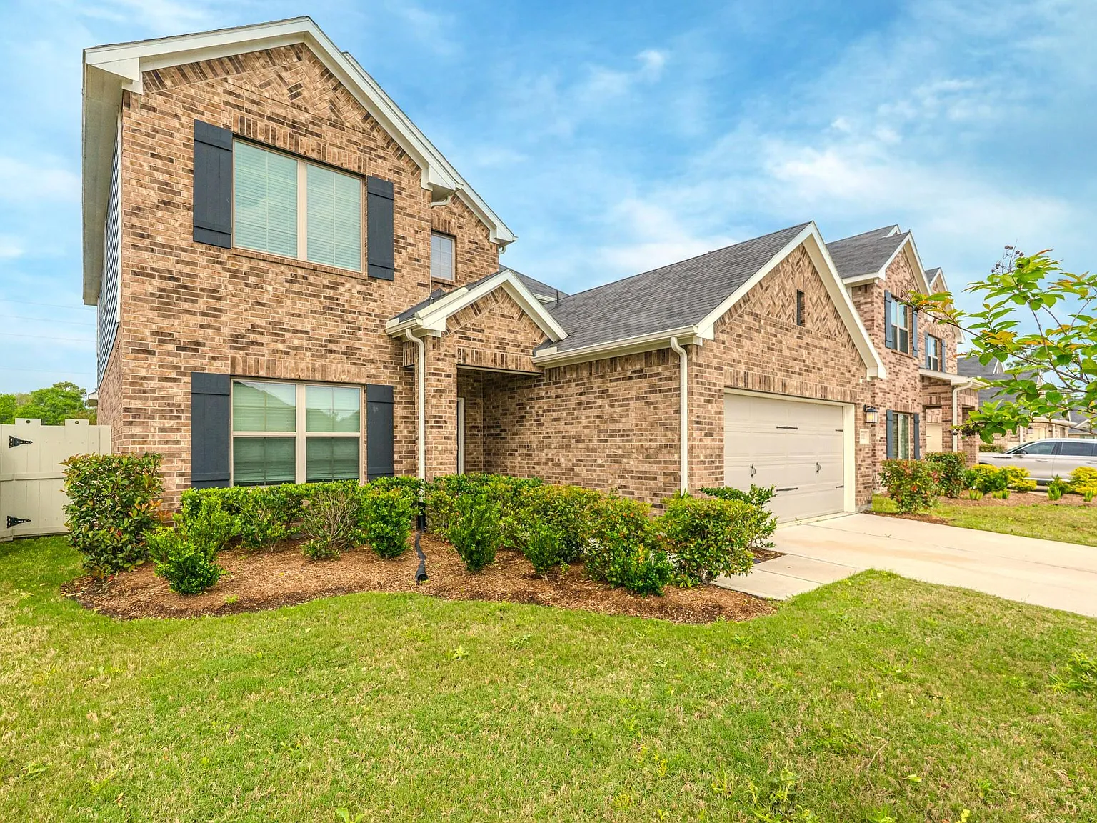 5 bed, 3.0 bath, 2725 sqft, $2,900 — Photo 2