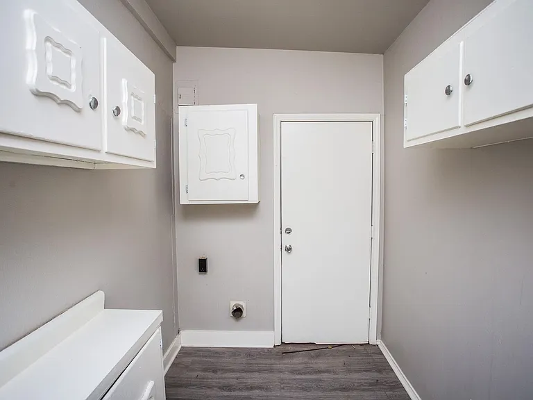 4629 Elgin Ave — Photo 2