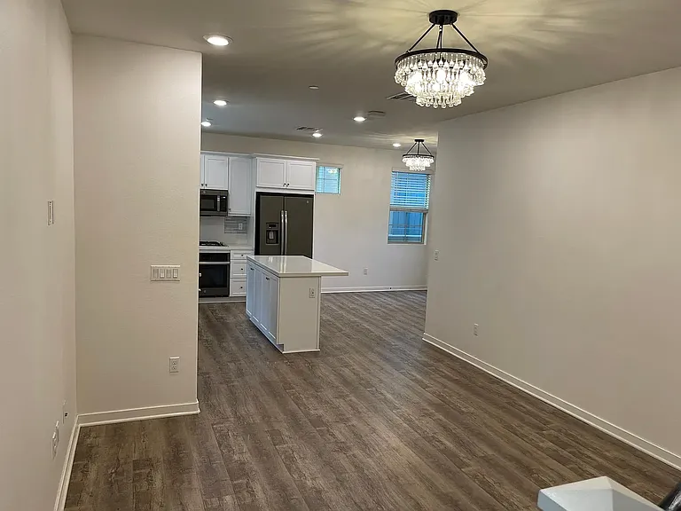 887 Pear Ct — Photo 5