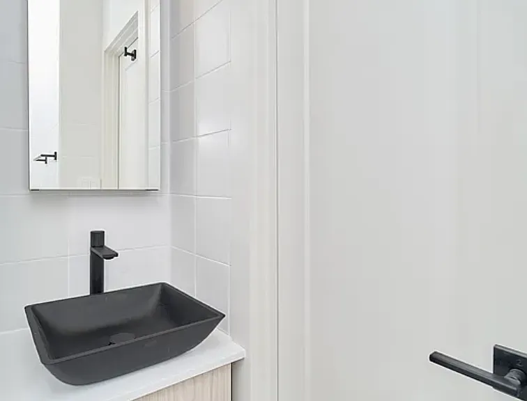 208 E 6th St #18 — Photo 5
