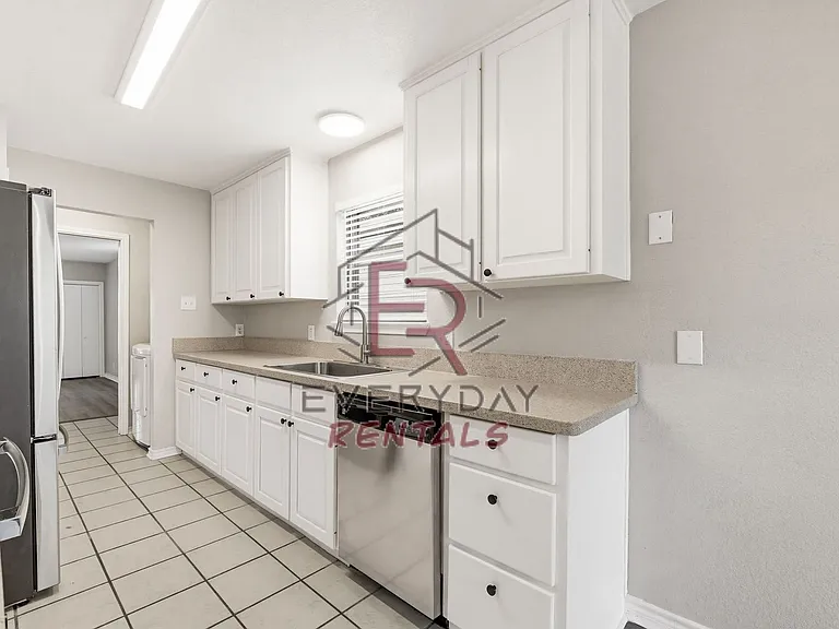 1310 Goodhue Dr — Photo 4