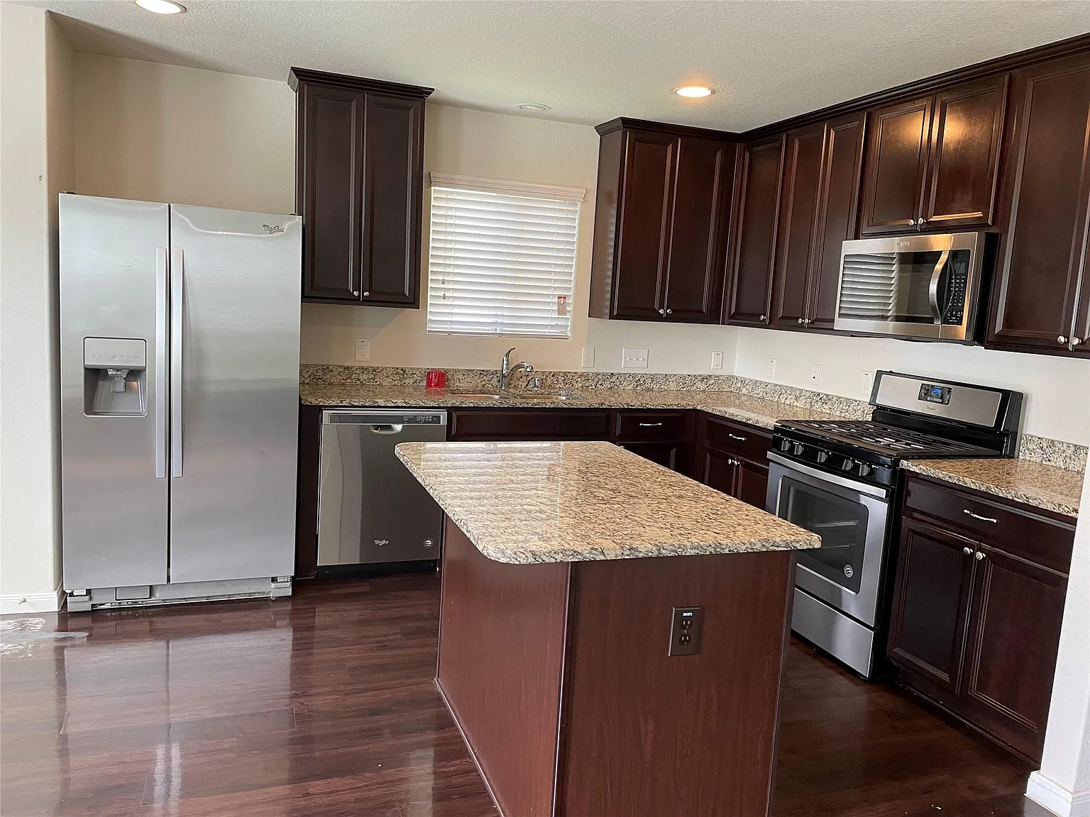 4 bed, 2.5 bath, 2375 sqft, $2,250 — Photo 2