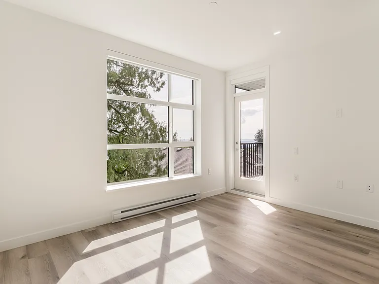 2762 Lonsdale Ave — Photo 44