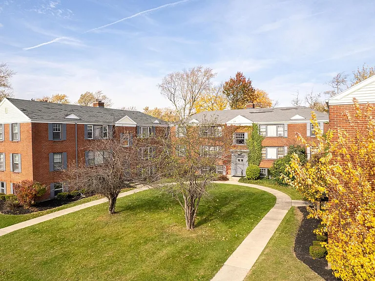 Highland View Apartments — Photo 1