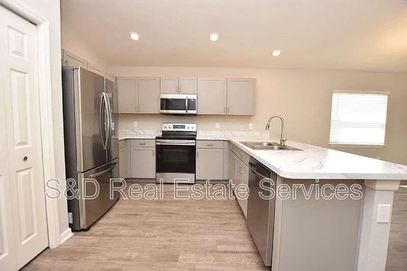 3 bed, 2.0 bath, 1479 sqft, $1,800 — Photo 3