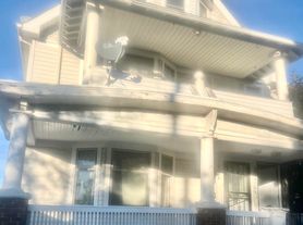 1853 Mannering Rd