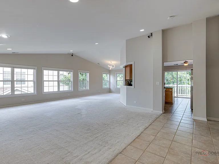 552 Saddlebrook Ln — Photo 5