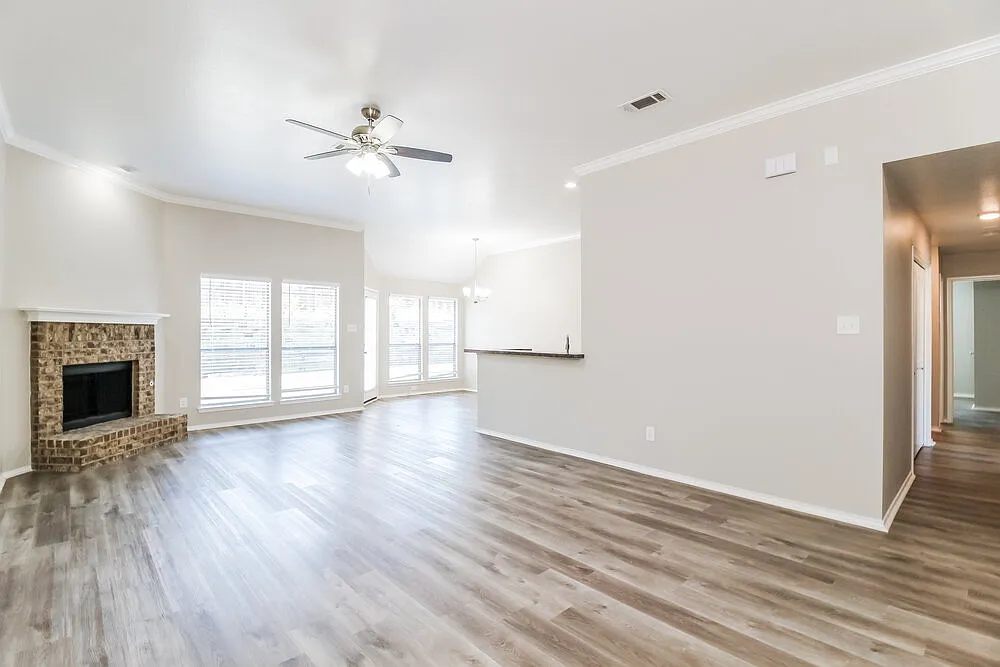 3 bed, 2.0 bath, 1650 sqft, $2,075 — Photo 3