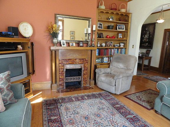 2nd image of 355 College St