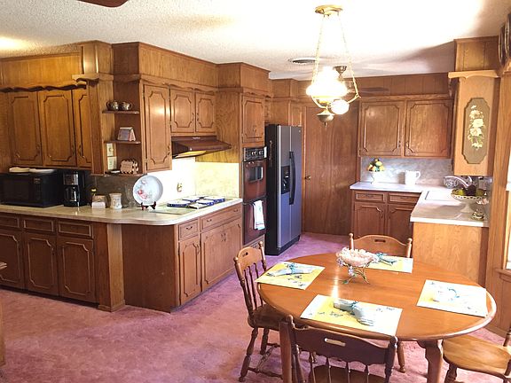 Beautiful roomy kitchen