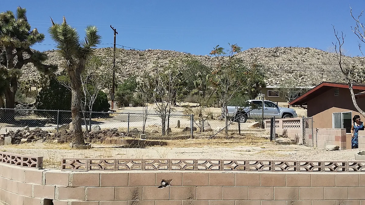 Building Photo - 56565 Sunnyslope Dr
