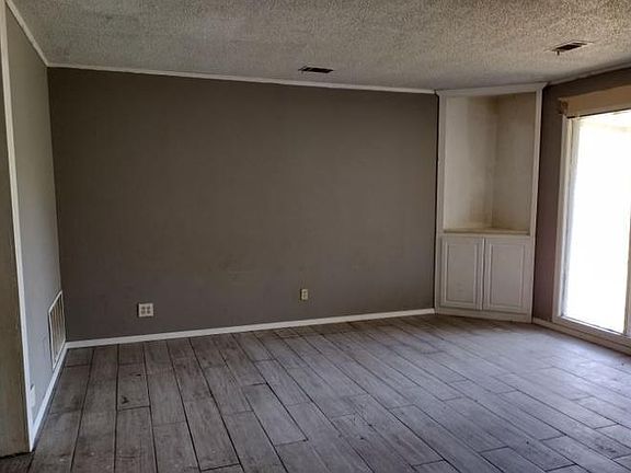 4th image of 2721 Kristal Dr
