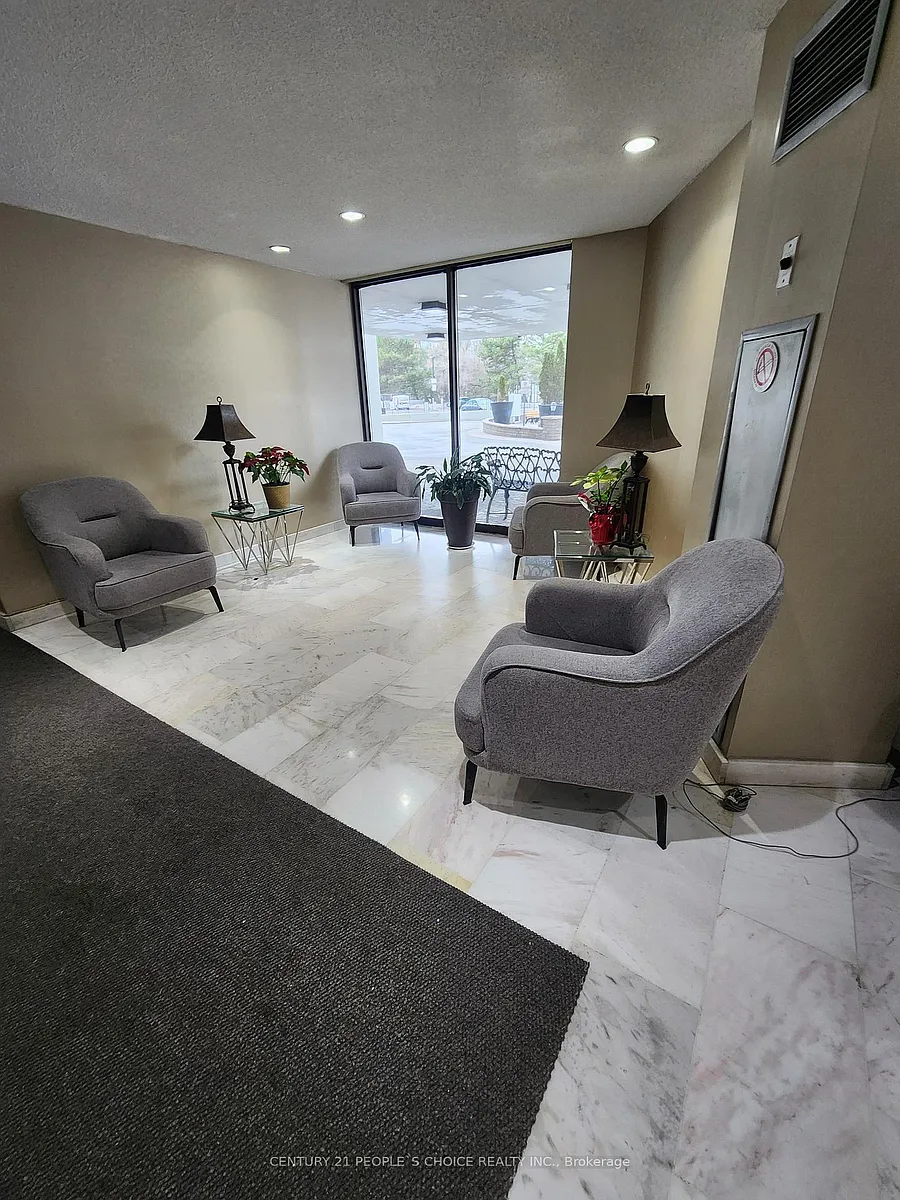 Building Photo - 3695 Kaneff Cres #1803